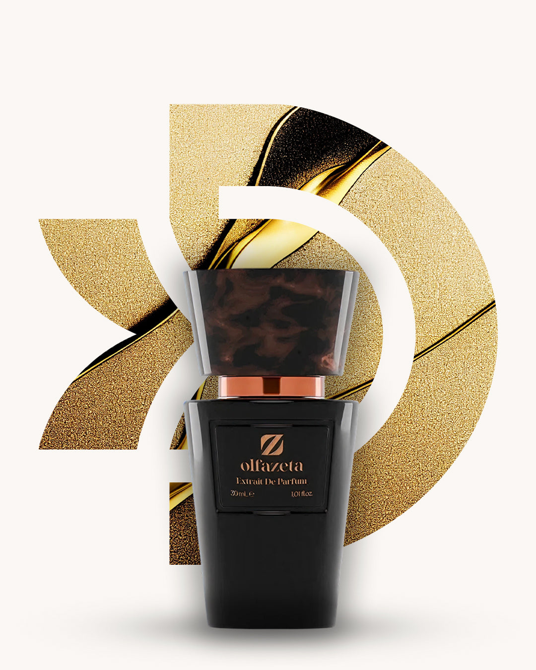 Chogan 001 Extrait de Parfum, schwarzer Parfumflakon mit marmorierter brauner Verschlusskappe und kupferfarbenem Akzent, mittig vor golden-schwarz strukturiertem D-förmigem Hintergrund, inspiriert von One Million Paco Rabanne.