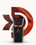 Chogan 003 Extrait de Parfum, schwarzer Parfumflakon mit marmorierter dunkelbrauner Verschlusskappe und kupferfarbenem Akzent, mittig vor rot-braunem D-förmigem Hintergrund mit strukturierter Oberfläche, inspiriert von Fahrenheit Dior.
