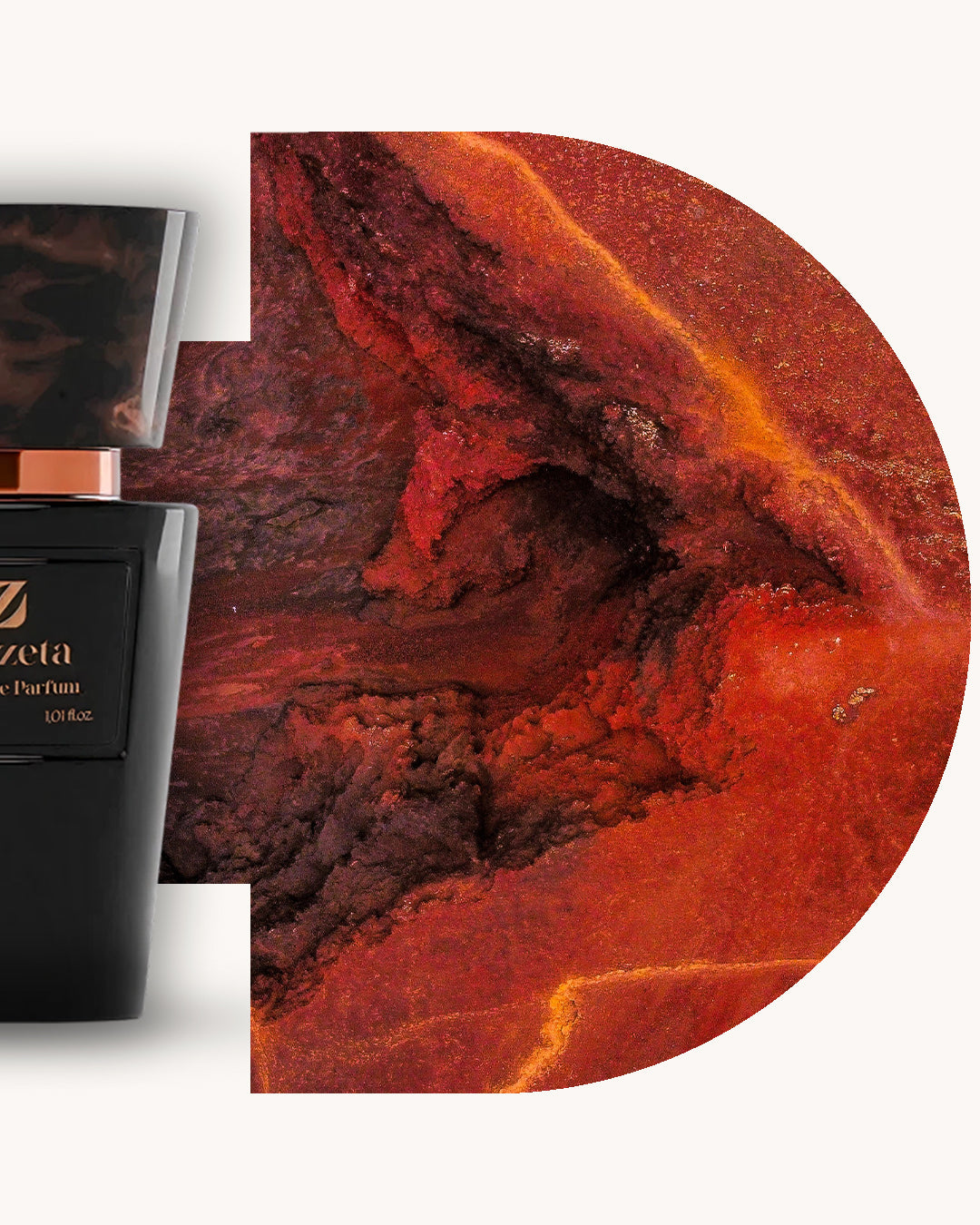 Detailansicht des Chogan 003 Extrait de Parfum, linker schwarzer Flakon mit dunkelbrauner Kappe, rechts rot-braun strukturierter Hintergrund, Duftfamilie ähnlich Fahrenheit Dior.