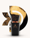 Chogan 004 Extrait de Parfum, schwarzer Parfumflakon mit marmorierter dunkelbrauner Verschlusskappe und kupferfarbenem Akzent, mittig vor gold-schwarzem D-förmigem Hintergrund mit marmorierter Struktur, inspiriert von The One Dolce & Gabbana.
