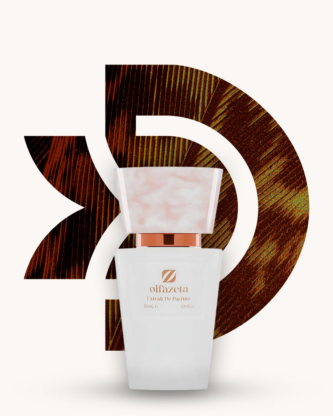 Chogan 006 Extrait de Parfum, weisser Parfumflakon mit rosé marmorierter Verschlusskappe und kupferfarbenem Akzent, mittig vor dunkelbraun-goldenem D-förmigem Hintergrund mit holzartiger Struktur, inspiriert von Opium Yves Saint Laurent.