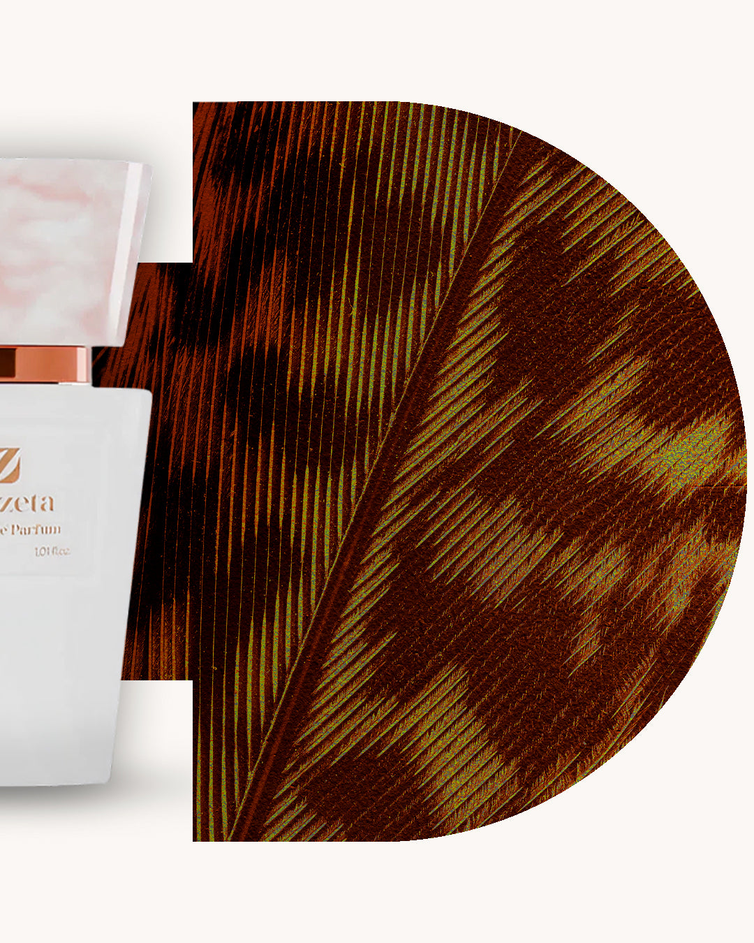 Detailansicht des Chogan 006 Extrait de Parfum, linker weisser Flakon mit rosé marmorierter Kappe, rechts braun-goldener holzähnlicher Hintergrund, Duftfamilie ähnlich Opium Yves Saint Laurent.