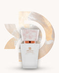 Chogan 007 Extrait de Parfum, weisser Parfumflakon mit rosé marmorierter Verschlusskappe und kupferfarbenem Akzent, mittig vor cremefarbenem D-förmigem Hintergrund mit sanft blütenartiger Struktur, inspiriert von J'adore Dior.