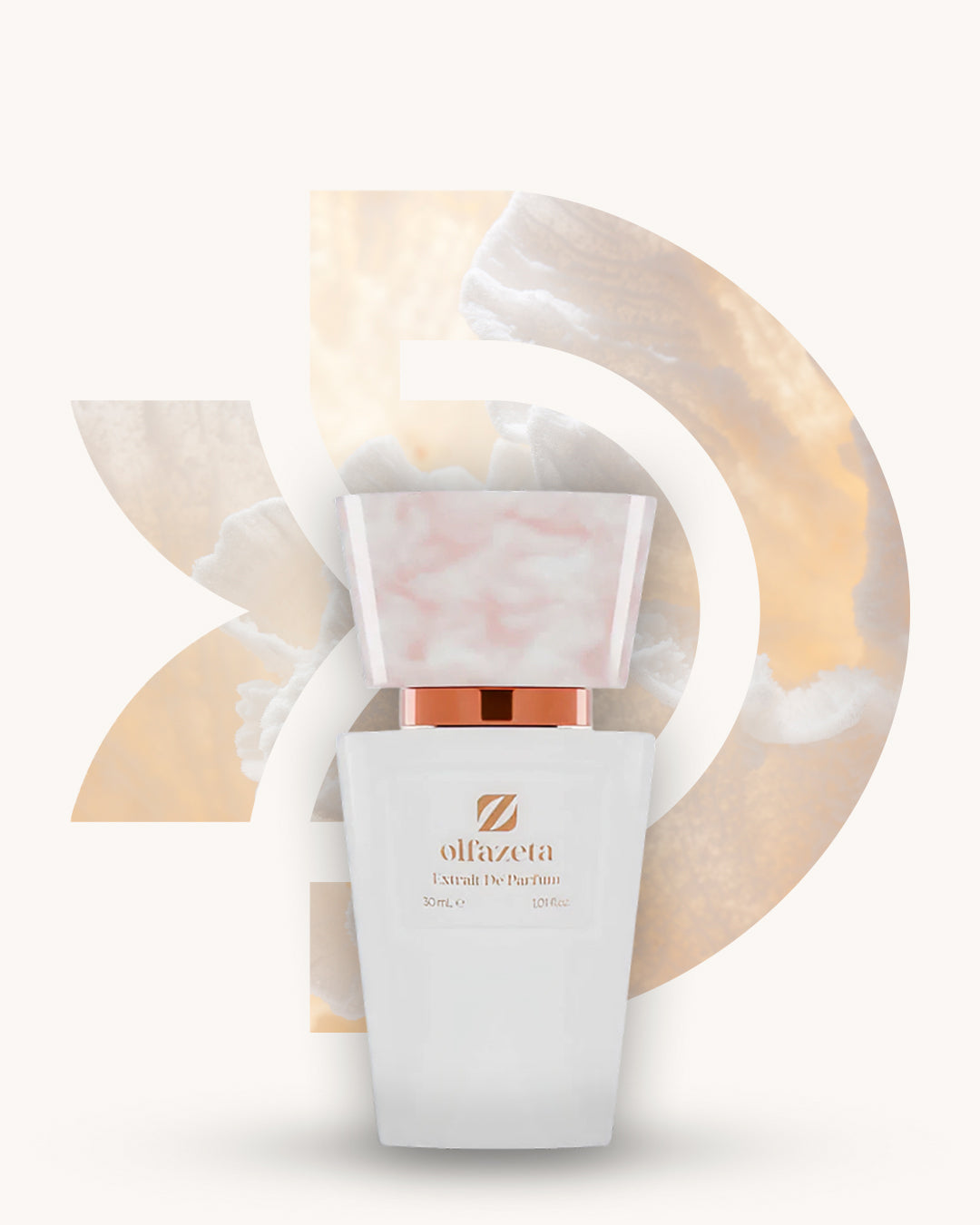 Chogan 007 Extrait de Parfum, weisser Parfumflakon mit rosé marmorierter Verschlusskappe und kupferfarbenem Akzent, mittig vor cremefarbenem D-förmigem Hintergrund mit sanft blütenartiger Struktur, inspiriert von J'adore Dior.