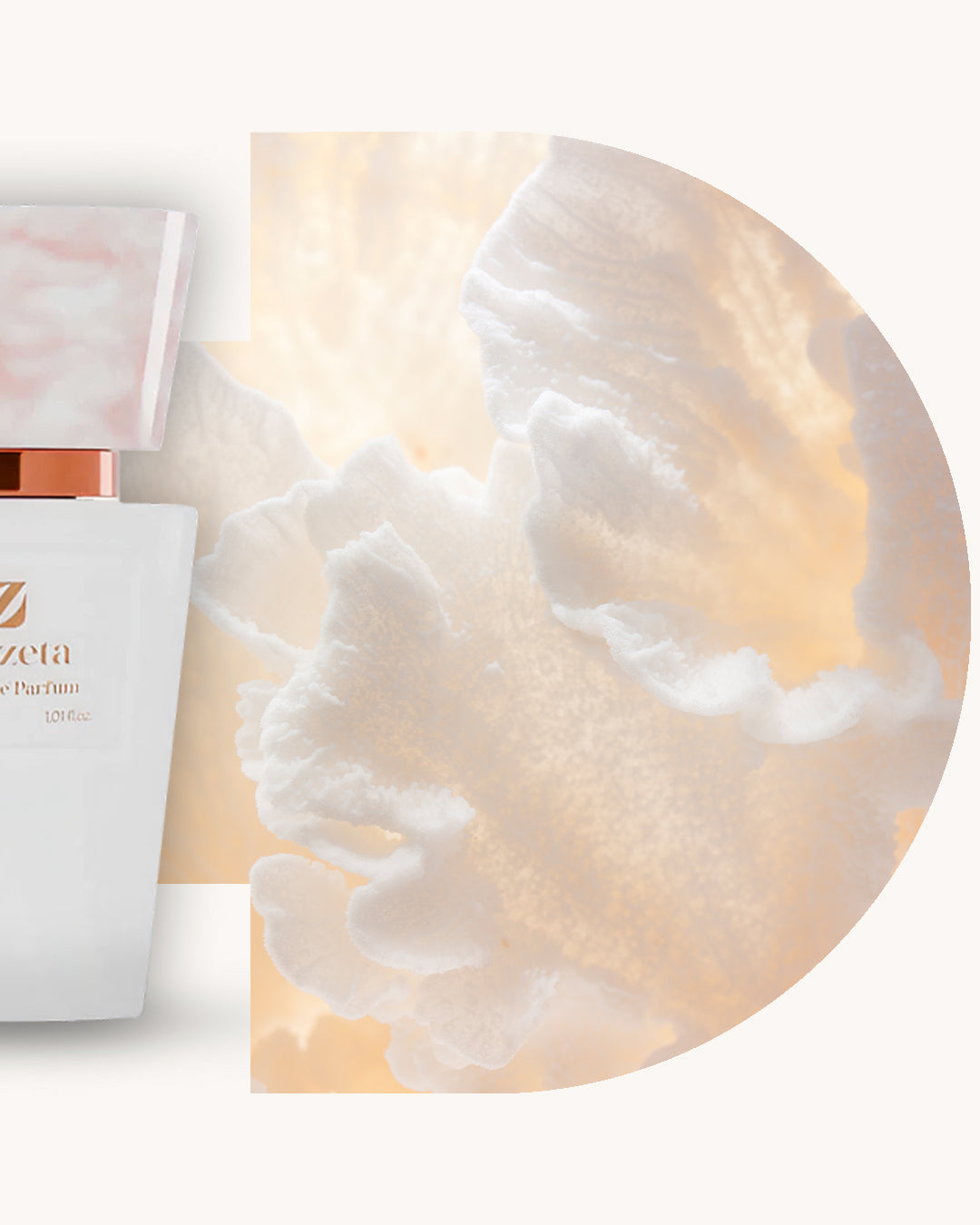Detailansicht des Chogan 007 Extrait de Parfum, linker weisser Flakon mit rosé marmorierter Kappe, rechts cremefarbener blütenartiger Hintergrund, Duftfamilie ähnlich J'adore Dior.