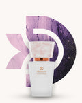 Chogan 010 Extrait de Parfum, weisser Parfumflakon mit rosé marmorierter Verschlusskappe und kupferfarbenem Akzent, mittig vor violettem D-förmigem Hintergrund mit blütenähnlicher Struktur, inspiriert von Alien Mugler.
