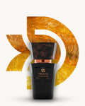 Chogan 015 Extrait de Parfum, schwarzer Parfumflakon mit braun marmorierter Verschlusskappe und kupferfarbenem Akzent, mittig vor gold-orangefarbenem D-förmigem Hintergrund mit strukturierter, steinähnlicher Oberfläche, Duftfamilie ähnlich Roma Uomo Laura Biagiotti.