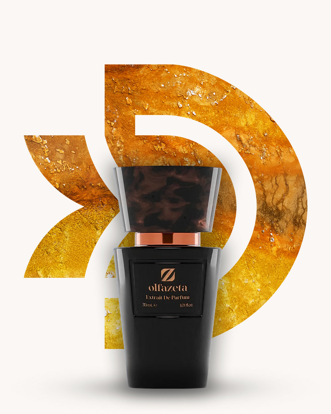 Chogan 015 Extrait de Parfum, schwarzer Parfumflakon mit braun marmorierter Verschlusskappe und kupferfarbenem Akzent, mittig vor gold-orangefarbenem D-förmigem Hintergrund mit strukturierter, steinähnlicher Oberfläche, Duftfamilie ähnlich Roma Uomo Laura Biagiotti.