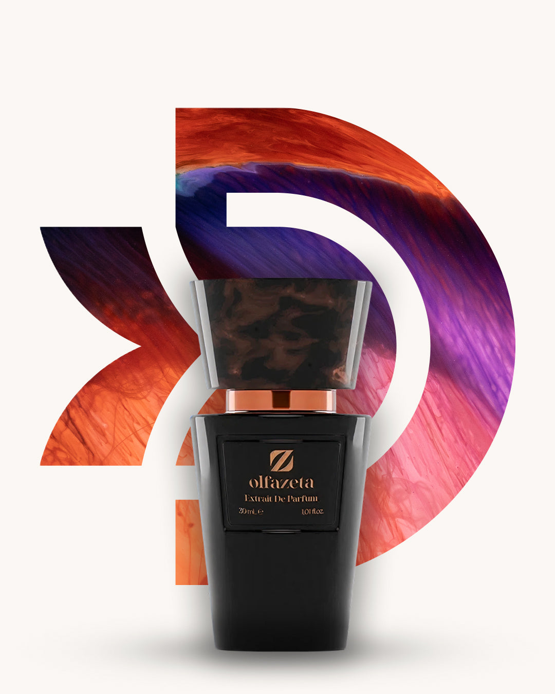 Chogan 020 Extrait de Parfum, schwarzer Parfumflakon mit braun marmorierter Verschlusskappe und kupferfarbenem Akzent, mittig vor violett-orangefarbenem D-förmigem Hintergrund mit weicher Farbverlaufstruktur, Duftfamilie ähnlich La Nuit de l’Homme Yves Saint Laurent.