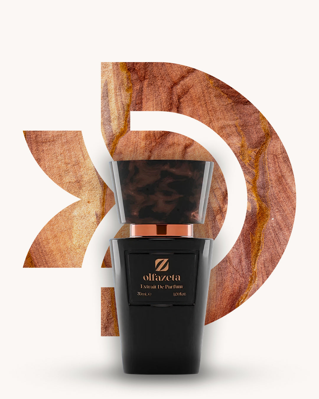 Chogan 022 Extrait de Parfum, schwarzer Parfumflakon mit braun marmorierter Verschlusskappe und kupferfarbenem Akzent, mittig vor warmbraunem D-förmigem Hintergrund mit erdiger Steinstruktur, Duftfamilie ähnlich Terre d’Hermès.