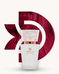 Chogan 023 Extrait de Parfum, weisser Parfumflakon mit rosé marmorierter Verschlusskappe und kupferfarbenem Akzent, mittig vor dunkelrotem D-förmigem Hintergrund mit samtig strukturierter Oberfläche, Duftfamilie ähnlich Hypnotic Poison Dior.
