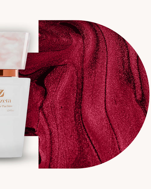 Detailansicht des Chogan 023 Extrait de Parfum, linker weisser Flakon mit rosé marmorierter Kappe, rechts dunkelroter Hintergrund mit feiner, samtiger Struktur, Duftfamilie ähnlich Hypnotic Poison Dior.