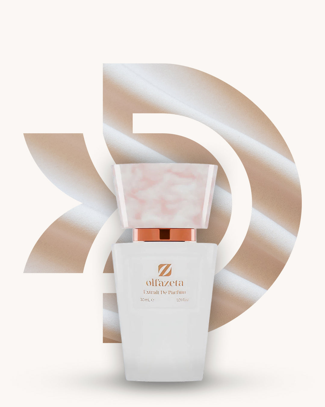 Chogan 024 Extrait de Parfum, weisser Parfumflakon mit rosé marmorierter Verschlusskappe und kupferfarbenem Akzent, mittig vor beige-silbrig schimmerndem D-förmigem Hintergrund mit feiner Satinstruktur, Duftfamilie ähnlich Chanel N°5.