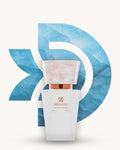 Chogan 028 Extrait de Parfum, weisser Parfumflakon mit rosé marmorierter Verschlusskappe und kupferfarbenem Akzent, mittig vor hellblauem D-förmigem Hintergrund mit kristallartiger Steinstruktur, Duftfamilie ähnlich Angel Mugler.
