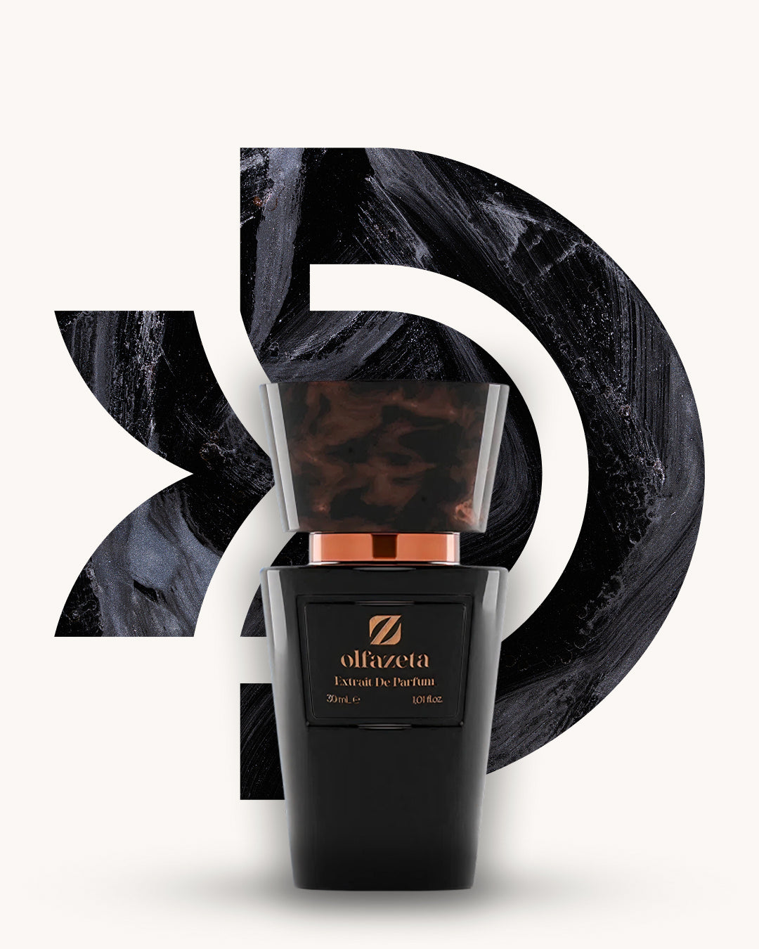 Chogan 030 Extrait de Parfum, schwarzer Parfumflakon mit braun marmorierter Verschlusskappe und kupferfarbenem Akzent, mittig vor dunkelgrau-schwarzem D-förmigem Hintergrund mit abstrakter Pinselstruktur, Duftfamilie ähnlich Black XS Paco Rabanne.