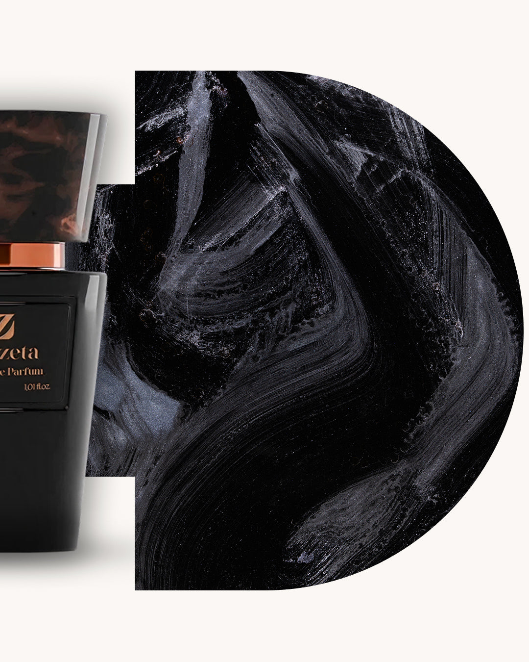 Detailansicht des Chogan 030 Extrait de Parfum, linker schwarzer Flakon mit braun marmorierter Kappe, rechts dunkelgrau-schwarzer Hintergrund mit strukturierter Pinseloptik, Duftfamilie ähnlich Black XS Paco Rabanne.