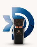 Chogan 031 Extrait de Parfum, schwarzer Parfumflakon mit braun marmorierter Verschlusskappe und kupferfarbenem Akzent, mittig vor blauem D-förmigem Hintergrund mit feiner Wasserstruktur und Tropfen, Duftfamilie ähnlich Blu pour Homme Bvlgari.