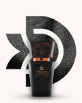 Chogan 033 Extrait de Parfum, schwarzer Parfumflakon mit braun marmorierter Verschlusskappe und kupferfarbenem Akzent, mittig vor schwarzem D-förmigem Hintergrund mit feiner Lederstruktur, Duftfamilie ähnlich Armani Black Code.