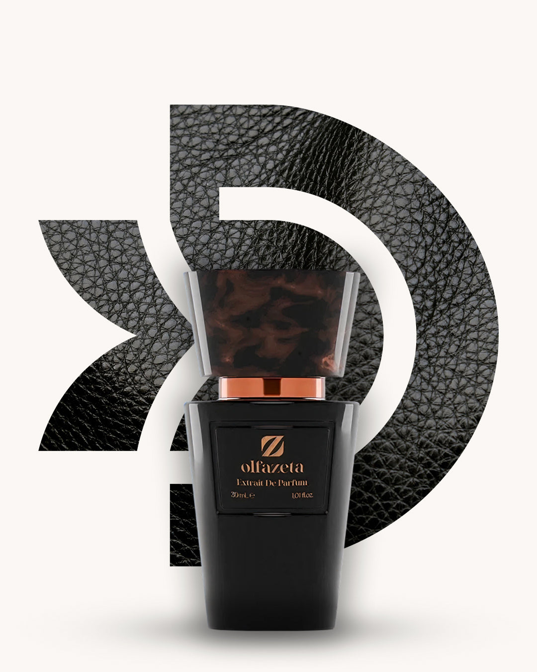 Chogan 033 Extrait de Parfum, schwarzer Parfumflakon mit braun marmorierter Verschlusskappe und kupferfarbenem Akzent, mittig vor schwarzem D-förmigem Hintergrund mit feiner Lederstruktur, Duftfamilie ähnlich Armani Black Code.