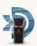 Chogan 037 Extrait de Parfum, schwarzer Parfumflakon mit braun marmorierter Verschlusskappe und kupferfarbenem Akzent, mittig vor blauem D-förmigem Hintergrund mit Wassertropfen und wellenartiger Struktur, Duftfamilie ähnlich Bvlgari Man.