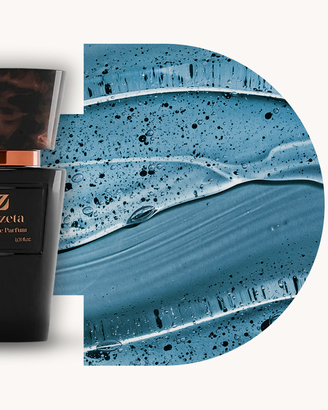 Detailansicht des Chogan 037 Extrait de Parfum, linker schwarzer Flakon mit braun marmorierter Kappe, rechts blauer Hintergrund mit Tropfenstruktur, Duftfamilie ähnlich Bvlgari Man.