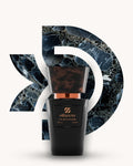 Chogan 038 Extrait de Parfum, schwarzer Parfumflakon mit braun marmorierter Verschlusskappe und kupferfarbenem Akzent, mittig vor tiefblauem D-förmigem Hintergrund mit marmorierter Steinstruktur, Duftfamilie ähnlich Bleu de Chanel.