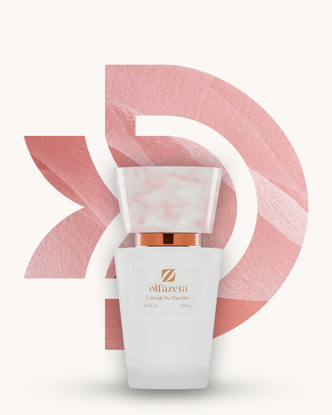 Chogan 039 Extrait de Parfum, weisser Parfumflakon mit rosa marmorierter Verschlusskappe und kupferfarbenem Akzent, mittig vor zartrosa D-förmigem Hintergrund mit sanfter Stoffstruktur, Duftfamilie ähnlich Miss Dior.