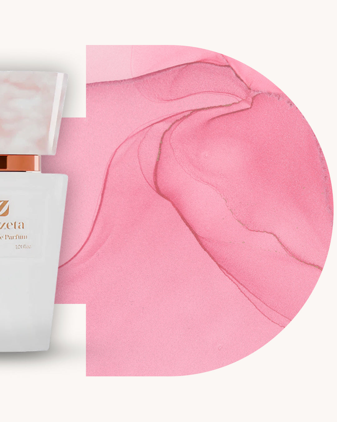 Detailansicht des Chogan 042 Extrait de Parfum, linker weisser Flakon mit rosa marmorierter Kappe, rechts hellrosa Hintergrund mit weicher Marmorierung, Duftfamilie ähnlich La Vie est Belle.