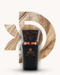 Chogan 048 Extrait de Parfum, schwarzer Parfumflakon mit kupferfarbenem Akzent und dunkler marmorierter Kappe, mittig vor beigem D-förmigem Hintergrund mit natürlicher Holzmaserung, Duftfamilie ähnlich Allure Homme.