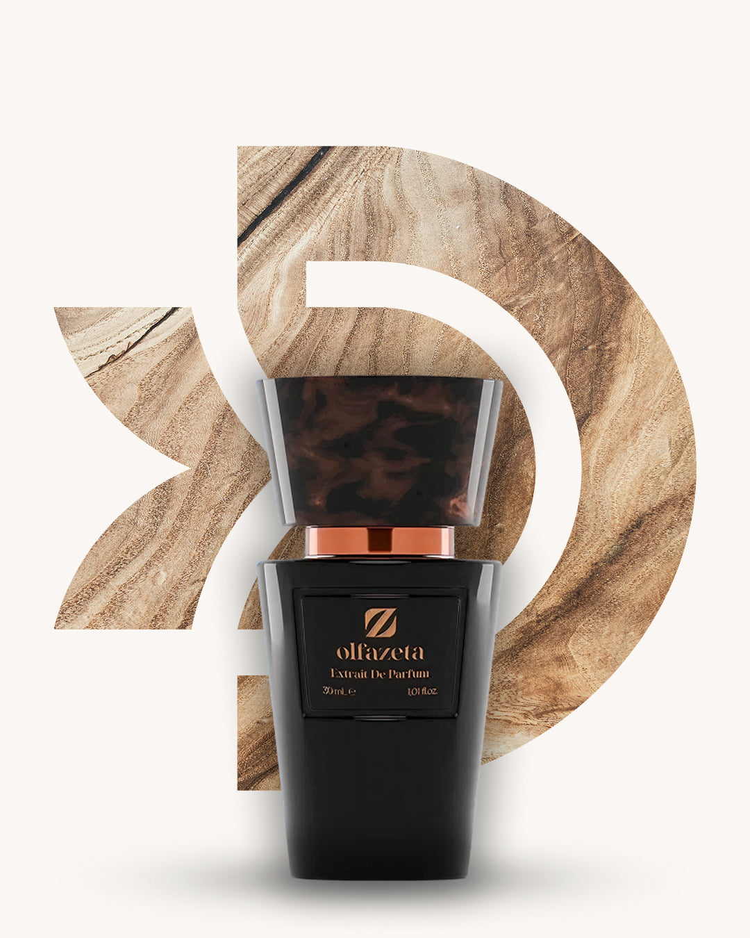 Chogan 048 Extrait de Parfum, schwarzer Parfumflakon mit kupferfarbenem Akzent und dunkler marmorierter Kappe, mittig vor beigem D-förmigem Hintergrund mit natürlicher Holzmaserung, Duftfamilie ähnlich Allure Homme.