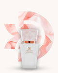 Chogan 051 Extrait de Parfum, weisser Parfumflakon mit rosa marmorierter Verschlusskappe und kupferfarbenem Akzent, mittig vor zartrosa D-förmigem Hintergrund mit Rosenblütenstruktur, Duftfamilie ähnlich Coco Mademoiselle.