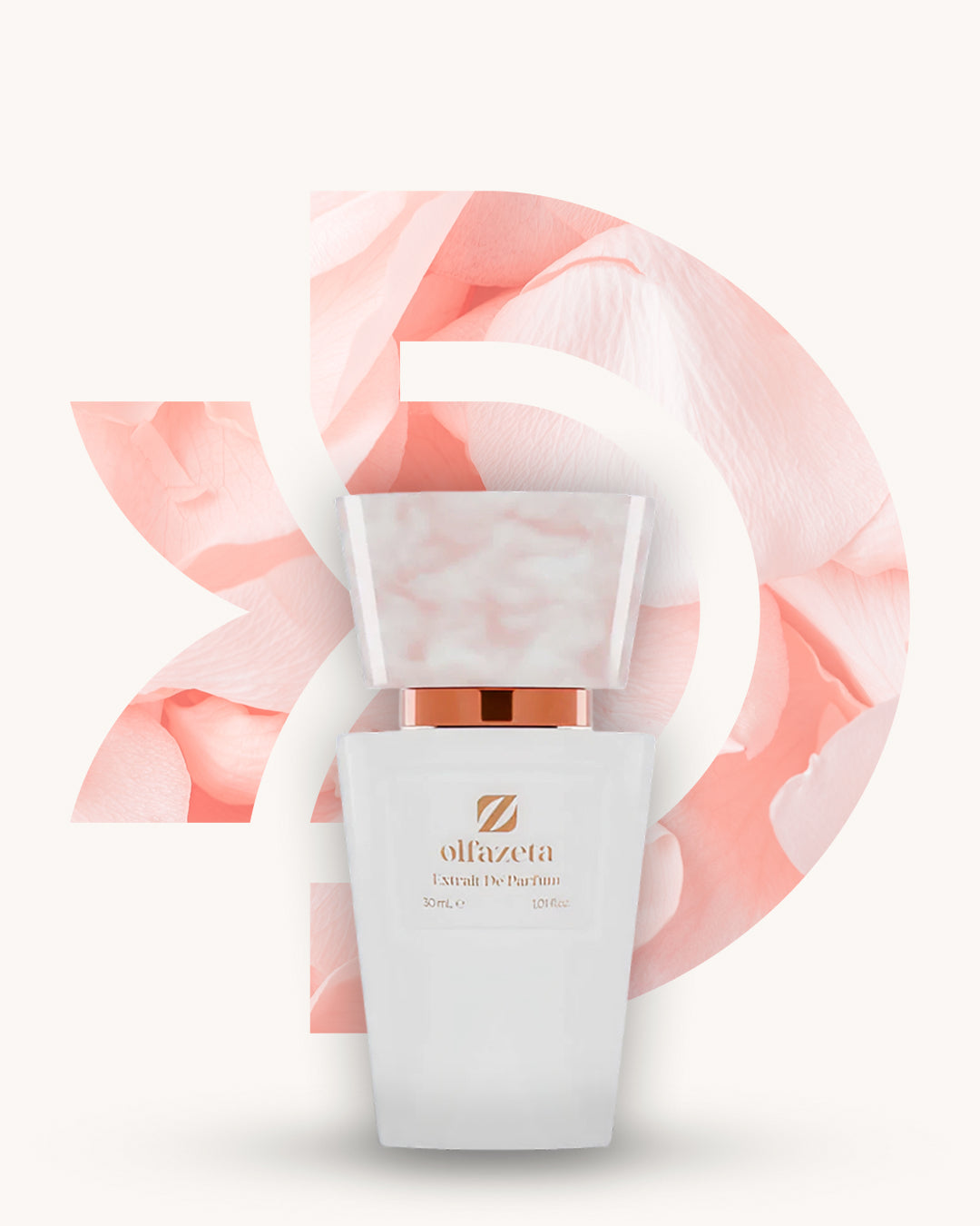 Chogan 051 Extrait de Parfum, weisser Parfumflakon mit rosa marmorierter Verschlusskappe und kupferfarbenem Akzent, mittig vor zartrosa D-förmigem Hintergrund mit Rosenblütenstruktur, Duftfamilie ähnlich Coco Mademoiselle.