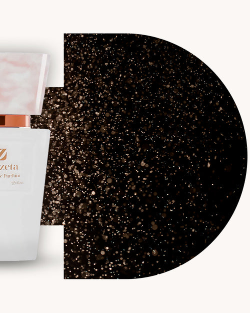 Detailansicht des Chogan 055 Extrait de Parfum, linker weisser Flakon mit rosa marmorierter Kappe, rechts schwarzer Hintergrund mit goldbraunen Lichtpunkten, Duftfamilie ähnlich Black Opium.