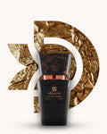 Chogan 060 Extrait de Parfum, schwarzer Parfumflakon mit kupferfarbenem Akzent und dunkler marmorierter Kappe, mittig vor goldenem D-förmigem Hintergrund mit glänzender, metallisch zerknitterter Struktur, Duftfamilie ähnlich Millesime Imperial.