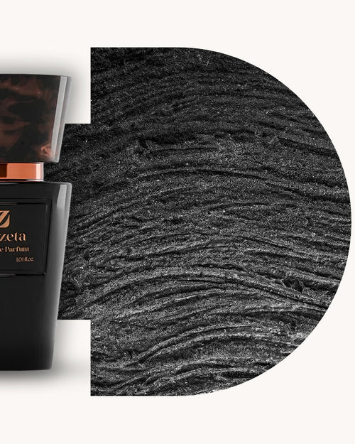 Detailansicht des Chogan 068 Extrait de Parfum, linker schwarzer Flakon mit kupferfarbenem Akzent, rechts dunkler strukturierter Hintergrund in Anthrazit, Duftfamilie ähnlich Aventus.