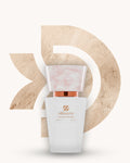 Chogan 071 Extrait de Parfum, weisser Parfumflakon mit rosa marmorierter Verschlusskappe und kupferfarbenem Akzent, mittig vor beigem D-förmigem Hintergrund mit sanfter Holzstruktur, Duftfamilie ähnlich Allure.