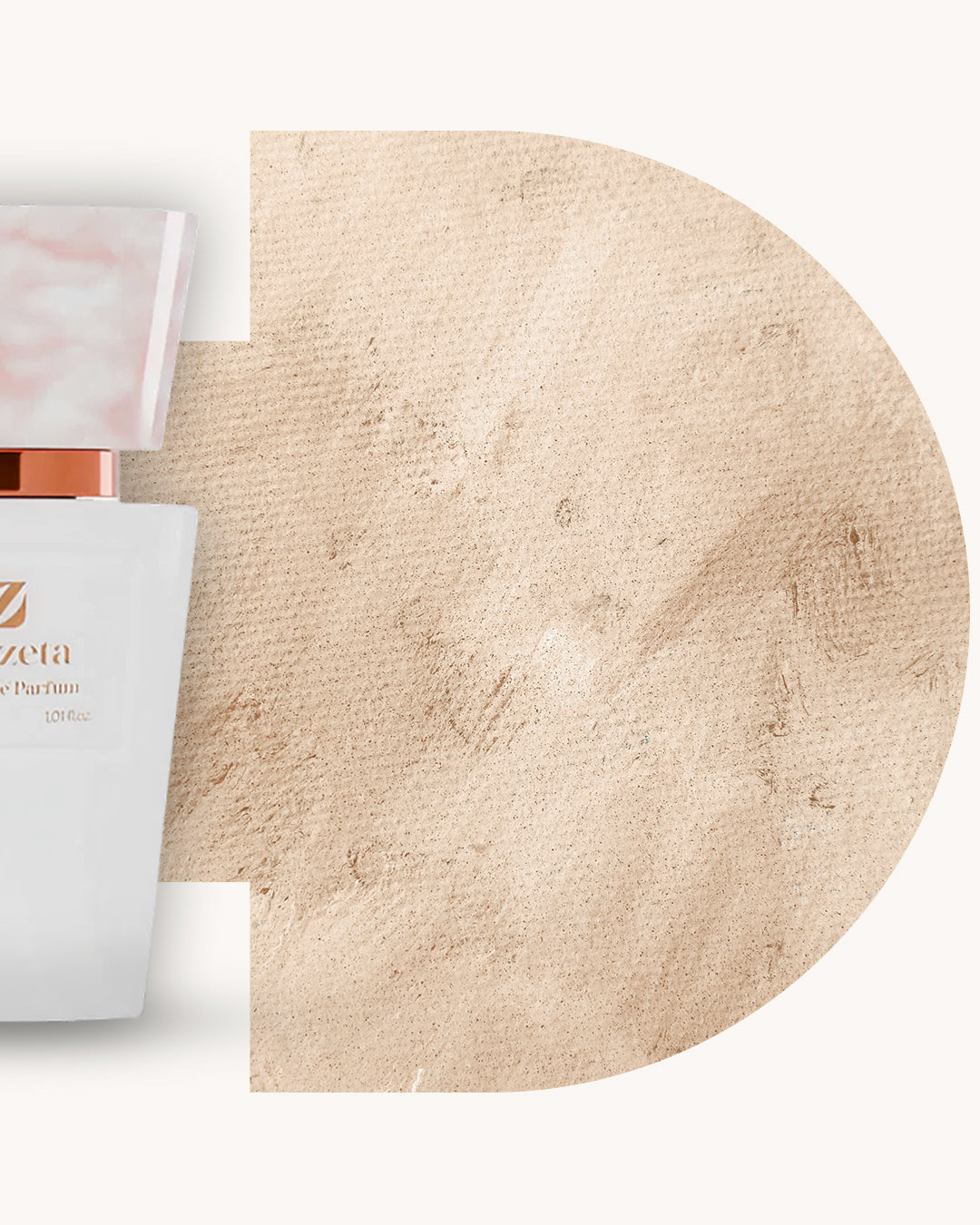 Detailansicht des Chogan 071 Extrait de Parfum, linker weisser Flakon mit rosa Kappe, rechts beigefarbener Hintergrund mit feiner Holzmaserung, Duftfamilie ähnlich Allure.