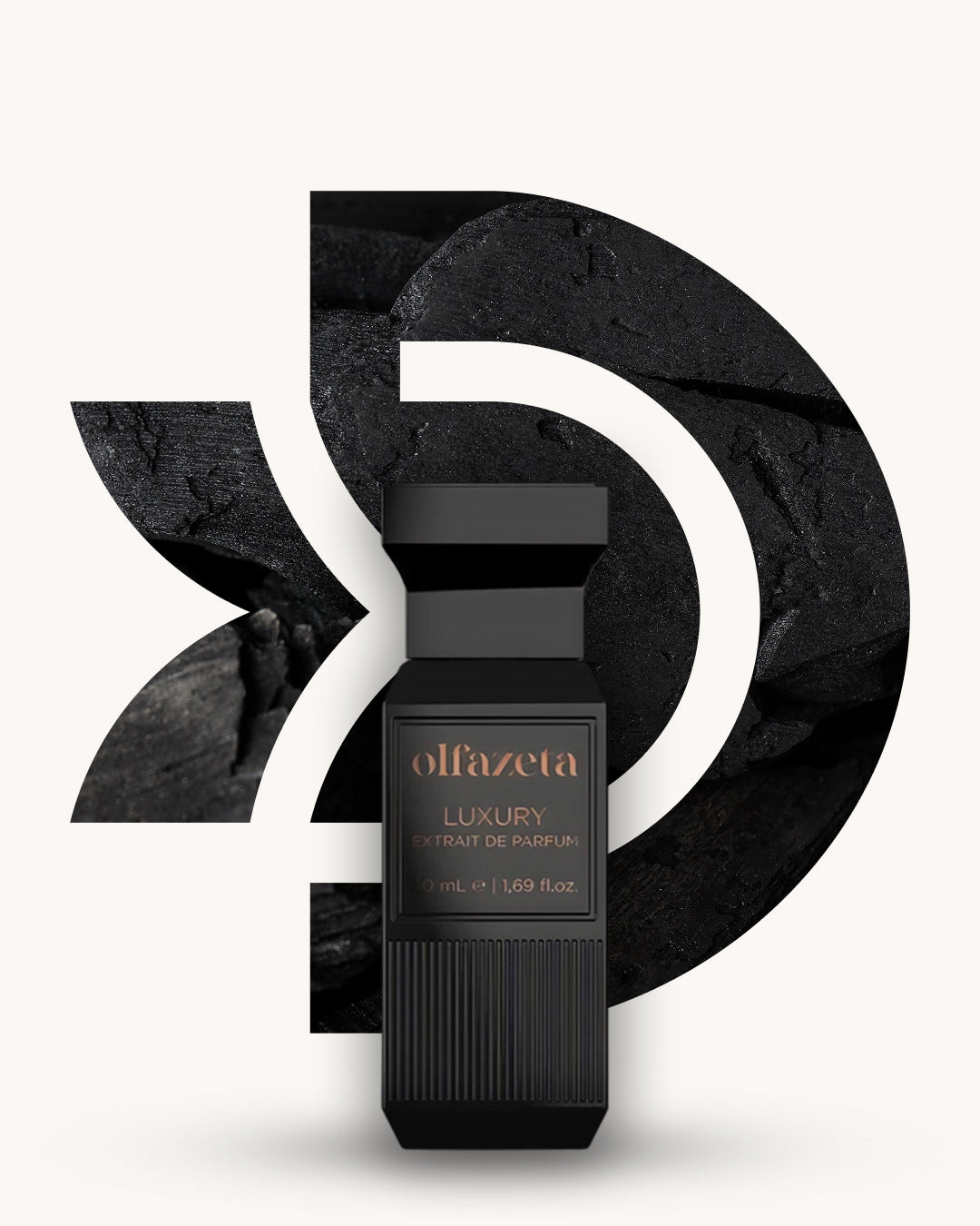 Chogan 074 Extrait de Parfum, schwarzer Parfumflakon mit gerippter Oberfläche und kantiger Kappe, mittig vor dunkelgrau-schwarzem D-förmigem Hintergrund mit Kohlestruktur, Duftfamilie ähnlich Black Afgano.