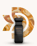 Chogan 075 Extrait de Parfum, schwarzer Parfumflakon mit rechteckiger Kappe, mittig vor beige-braun gemasertem D-förmigem Hintergrund mit marmorierten Strukturen, Duftfamilie ähnlich X for Men.