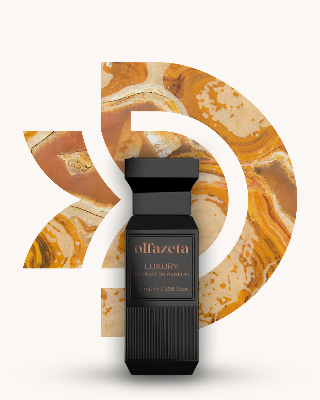 Chogan 075 Extrait de Parfum, schwarzer Parfumflakon mit rechteckiger Kappe, mittig vor beige-braun gemasertem D-förmigem Hintergrund mit marmorierten Strukturen, Duftfamilie ähnlich X for Men.