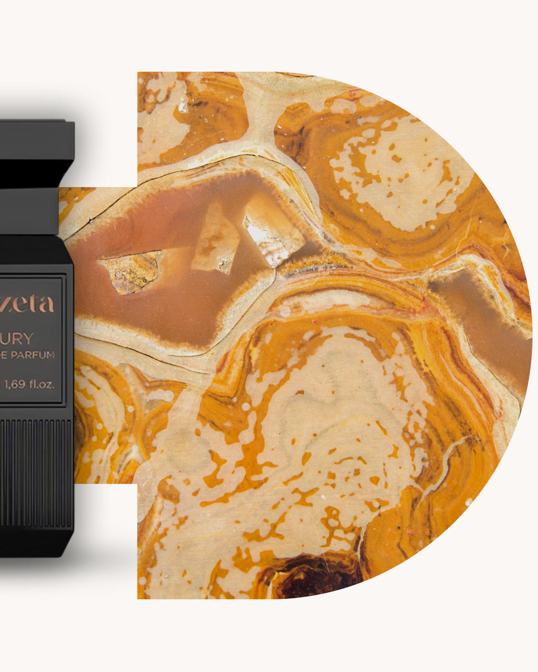 Detailansicht des Chogan 075 Extrait de Parfum, linker schwarzer Flakon, rechts beigebrauner Hintergrund mit lebendiger Marmortextur, Duftfamilie ähnlich X for Men.
