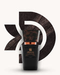Chogan 086 Extrait de Parfum, schwarzer Parfumflakon mit braun marmorierter Verschlusskappe, mittig vor dunkelbraunem D-förmigem Hintergrund mit feiner Lederstruktur, Duftfamilie ähnlich Legend.