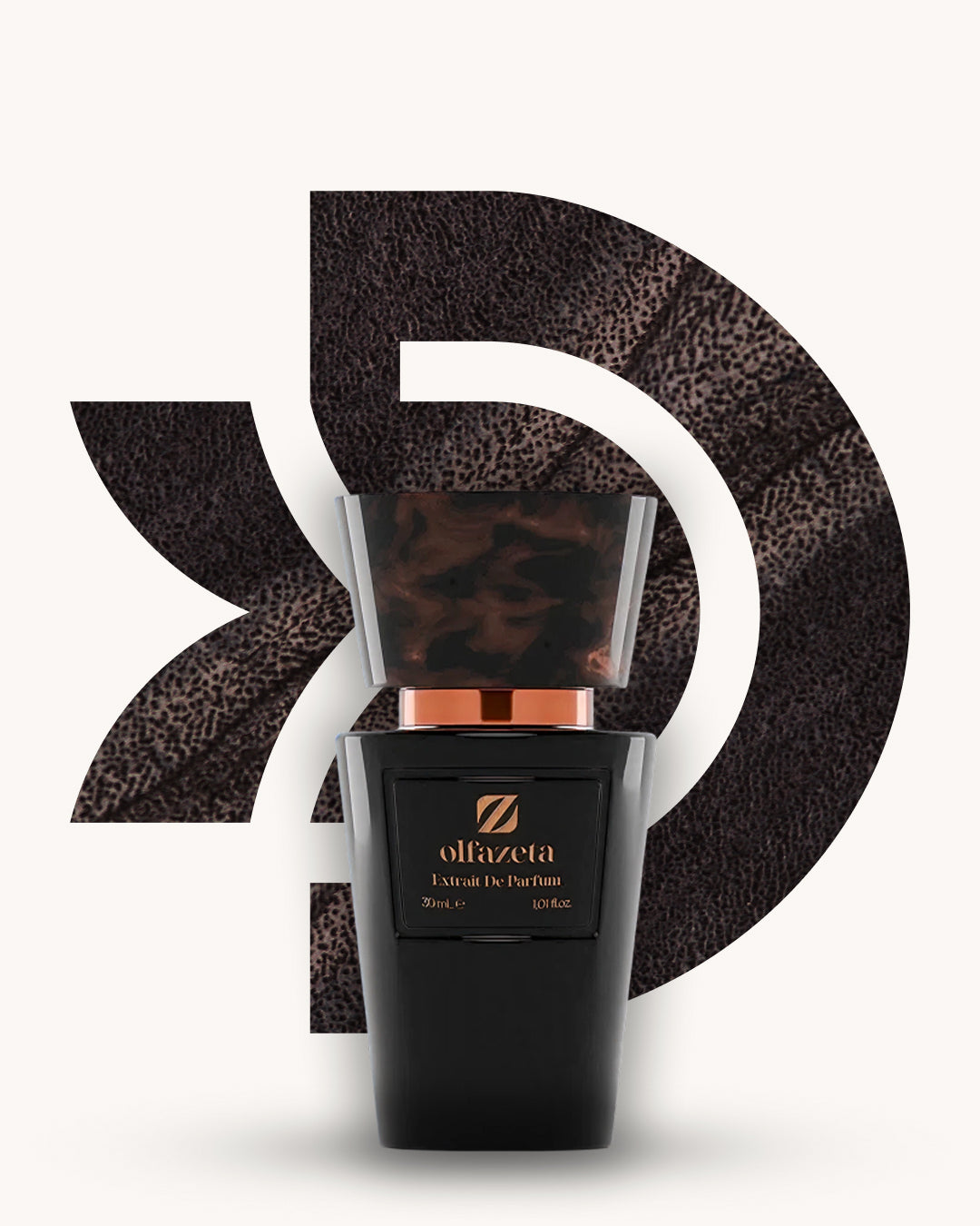 Chogan 086 Extrait de Parfum, schwarzer Parfumflakon mit braun marmorierter Verschlusskappe, mittig vor dunkelbraunem D-förmigem Hintergrund mit feiner Lederstruktur, Duftfamilie ähnlich Legend.