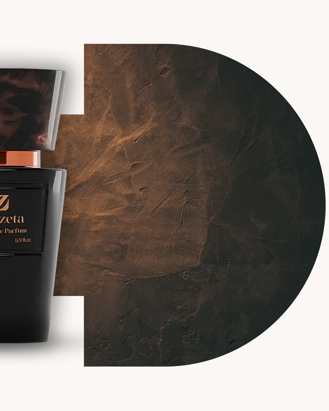 Detailansicht des Chogan 094 Extrait de Parfum, linker schwarzer Flakon, rechts brauner Hintergrund mit lederähnlicher Textur, Duftfamilie ähnlich Sauvage.