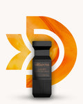 Chogan 102 Extrait de Parfum, schwarzer gerippter Parfumflakon mit eckiger Kappe und goldener Beschriftung, mittig vor orange-gelbem D-förmigem Hintergrund mit marmorierter Struktur, Duftfamilie ähnlich Velvet Amber Sun.