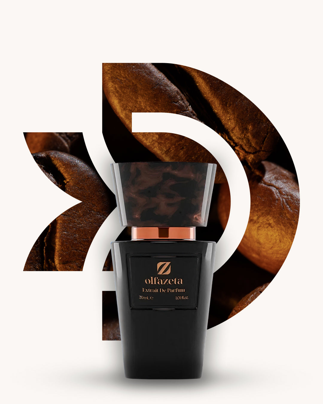 Chogan 105 Extrait de Parfum, schwarzer Parfumflakon mit braun marmorierter Verschlusskappe, mittig vor braunem D-förmigem Hintergrund mit gerösteten Kaffeebohnen, Duftfamilie ähnlich Intense Café.