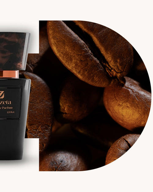Detailansicht des Chogan 105 Extrait de Parfum, linker schwarzer Flakon, rechts brauner Hintergrund mit Kaffeebohnenstruktur, Duftfamilie ähnlich Intense Café.