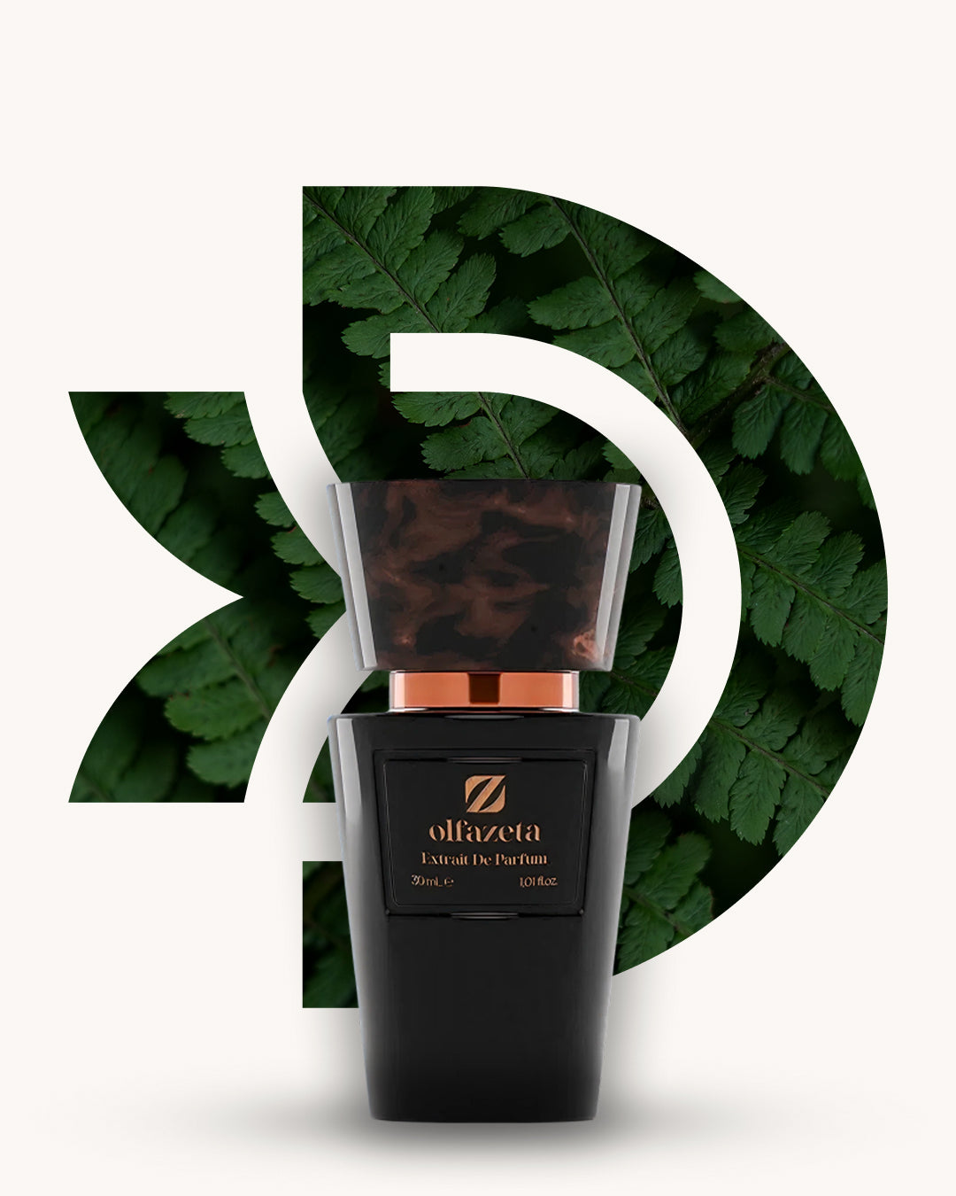 Chogan 108 Extrait de Parfum, schwarzer Parfumflakon mit braun marmorierter Verschlusskappe, mittig vor tiefgrünem D-förmigem Hintergrund mit Farnblättern, Duftfamilie ähnlich Green Irish Tweed.