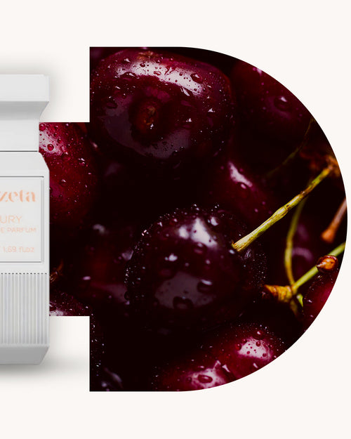 Detailansicht des Chogan 111 Extrait de Parfum, weisser Flakon links, rechts dunkelroter Hintergrund mit glänzenden Kirschen, Duftfamilie ähnlich Lost Cherry.