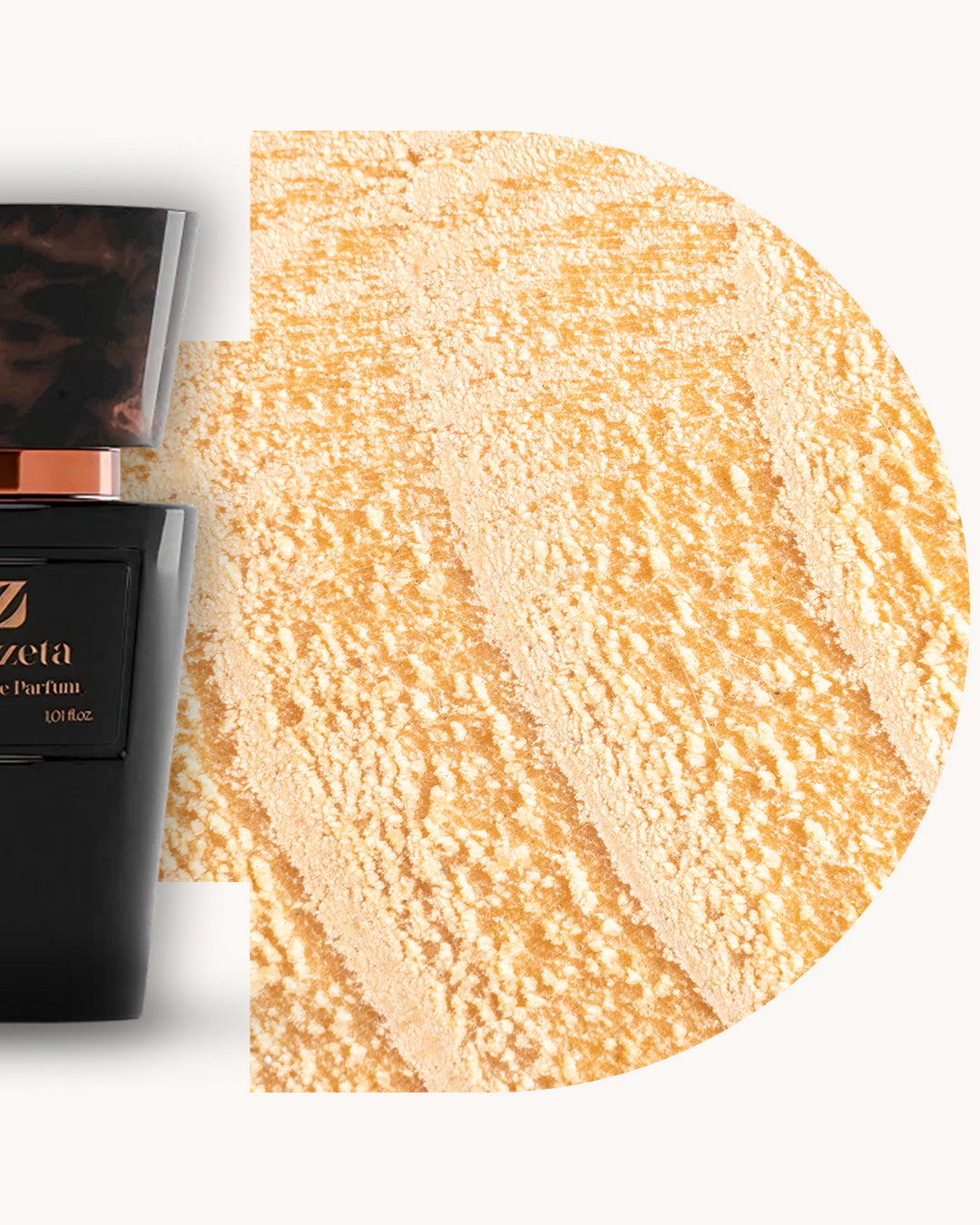 Detailansicht des Chogan 113 Extrait de Parfum, schwarzer Flakon links, rechts goldgelber Hintergrund mit sandiger Textur, Duftfamilie ähnlich Sur la Route.